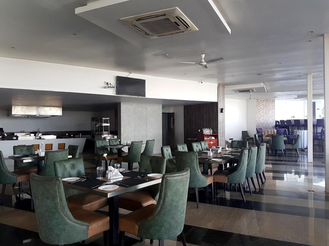 Pal Heights Mantra Hotel Bhubaneswar Buitenkant foto